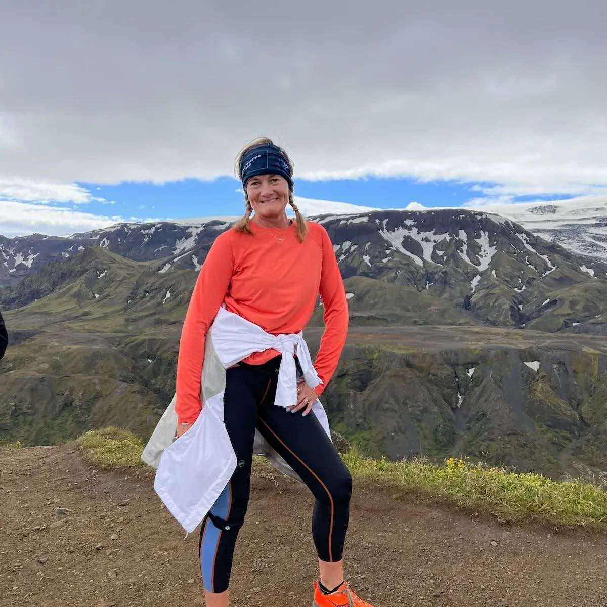 hiker wearing knee brace for tendonitis